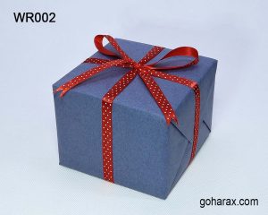 کادوپیچی با کاغذ کرافت آبی و روبان قرمز